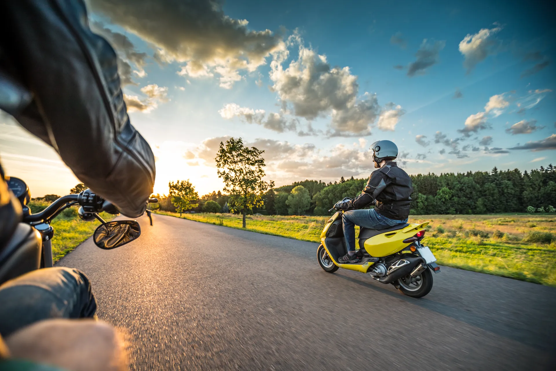 Scooter sur une route au coucher du soleil, entretien de scooters chez FNR 91 dans l’Essonne