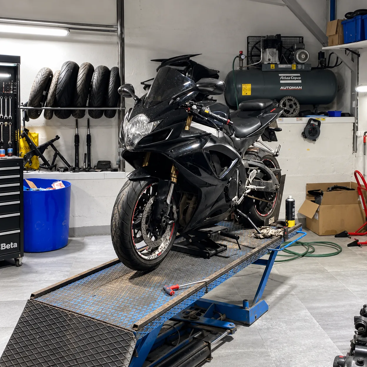 Moto sportive sur un pont élévateur dans l’atelier FNR 91 à Ris-Orangis