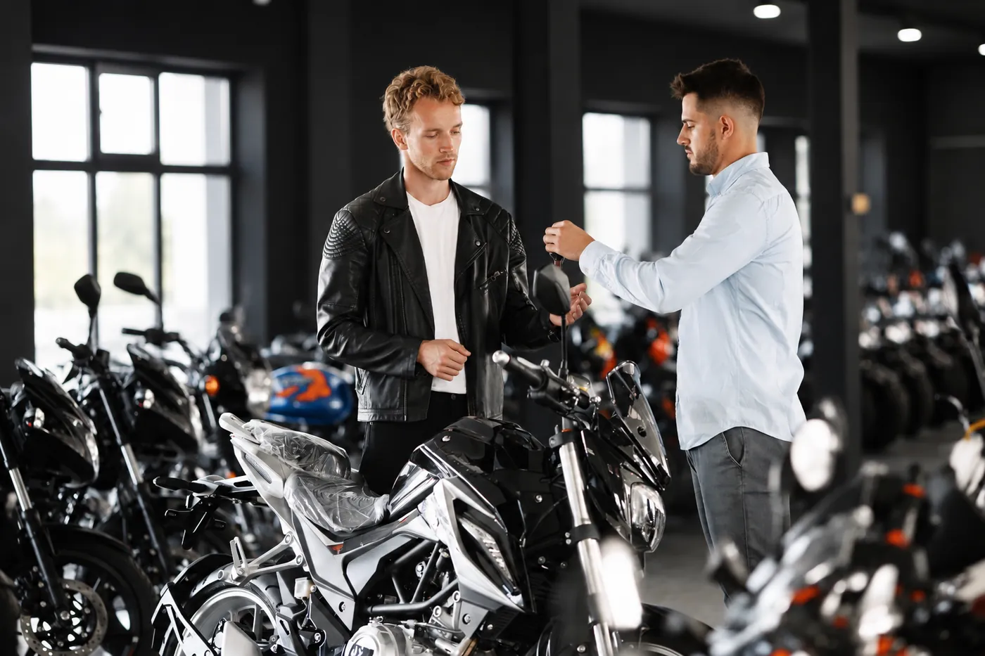 Conseiller accompagnant un client pour l’achat de sa moto chez FNR 91