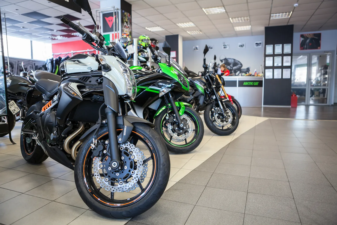 Motos d’occasion alignées dans le showroom FNR 91